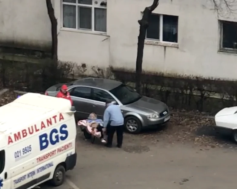 Femeie cărată cu roaba la ambulanță. Captură TikTok