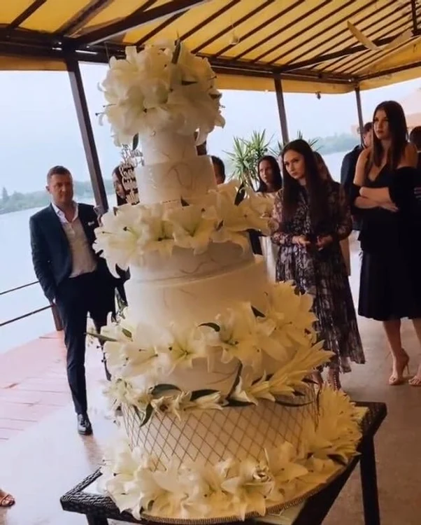 
    Tortul cu 7 etaje de la petrecerefoto: Instagram  