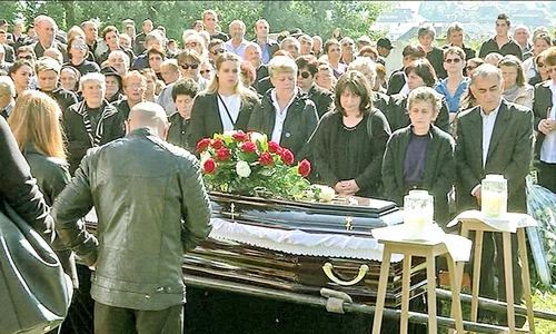 Scriitoarea Daniela Marin s a căsătorit cu Ioan Gyuri Pascu în 1993  Au divorţat în 2010 şi au împreună o fiică, Ana Iarina (19 ani)  jpeg