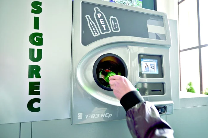 
    Cetăţenii care aduc aceste deşeuri vor primi vouchere de cinci bani pe unitate  