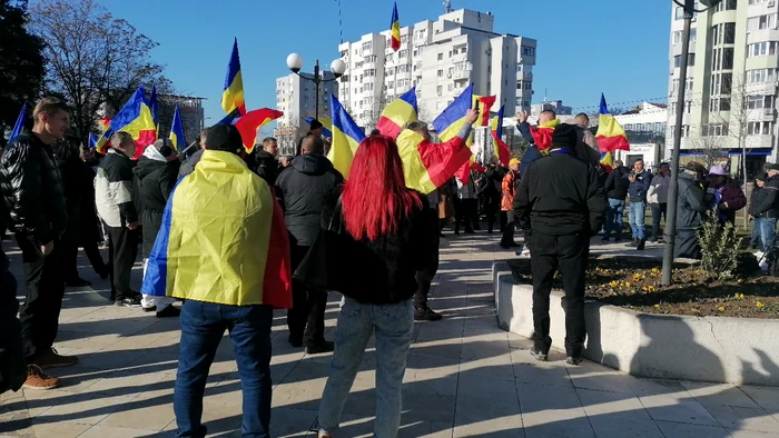 Aproximativ 250 de protestatari au scandat în fața Prefecturii Olt la protestul AUR FOTO: A. Mitran