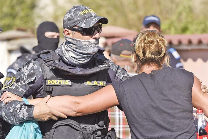 Mascaţii i-au oprit pe oamenii revoltaţi