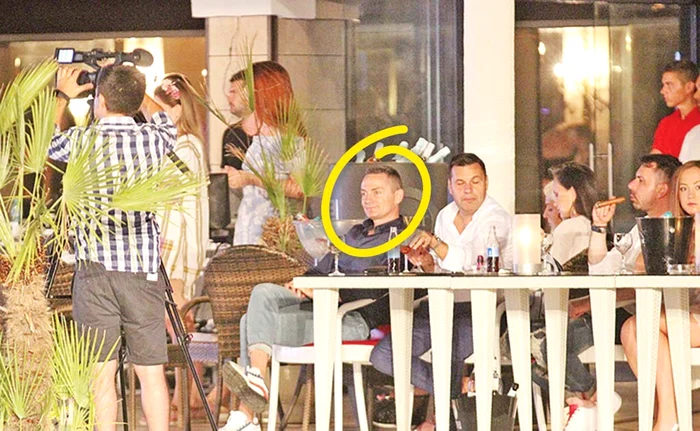 Mihai Mazăre a admirat fetele alături de mai mulţi amici