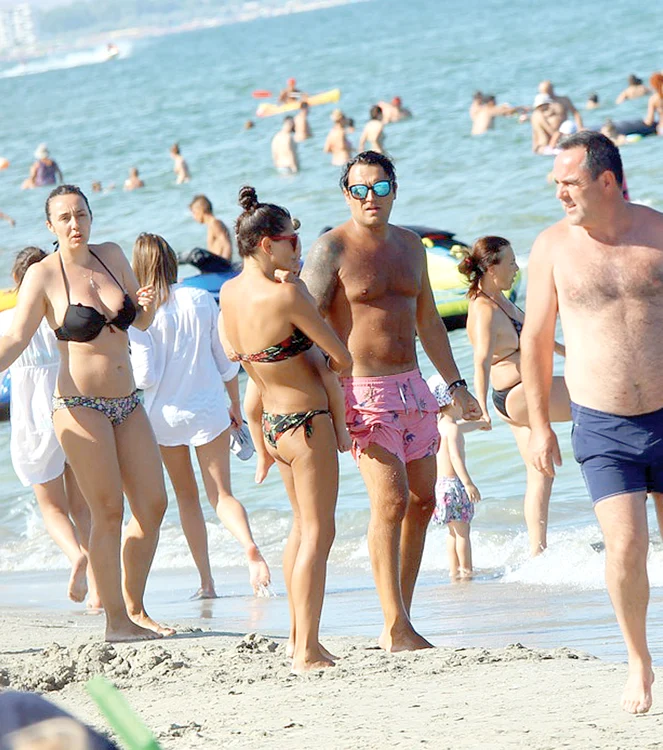 8 august: Au venit la mare însoţiţi de copii şi bonă