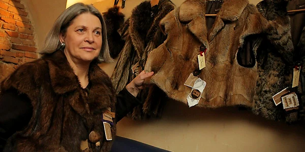 Creatoarea Marcela Cosnean şi-a expus cele mai frumoase veste din blană naturală. Foto: Bogdan Crăciun