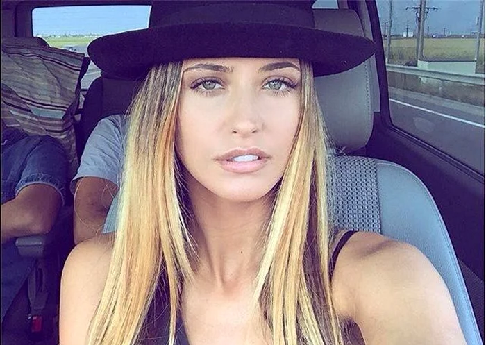 
    Antonia (26 de ani) a apărut la un concert cu breton și părul brunetfoto: Arhiva Personală  