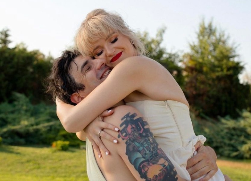 Un tânăr actor român s-a căsătorit în secret pe malul mării. Naş a fost un cunoscut protagonist din producţia „Las Fierbinţi”