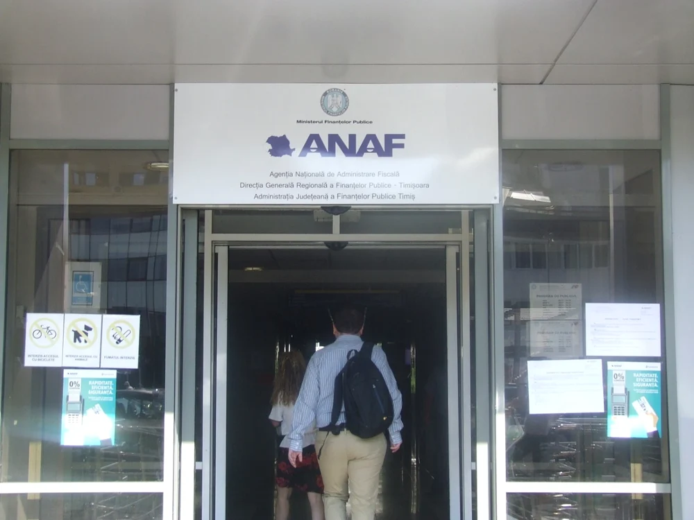Un bărbat cu rucsac intră în sediul ANAF