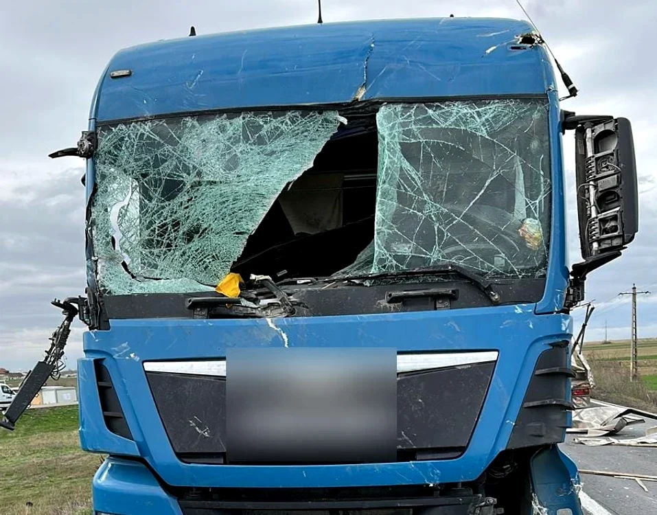 Camion lovit de bucăți smulse dintr-un TIR