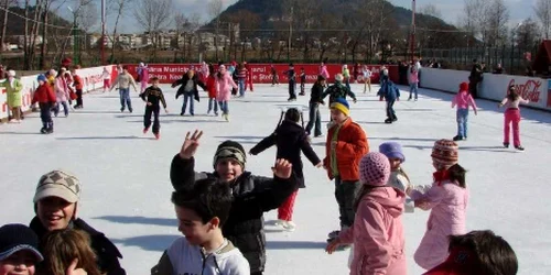 Patinoarul din ștrand are o capacitate maximă de 150 de persoane