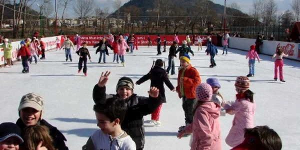 Patinoarul din ștrand are o capacitate maximă de 150 de persoane