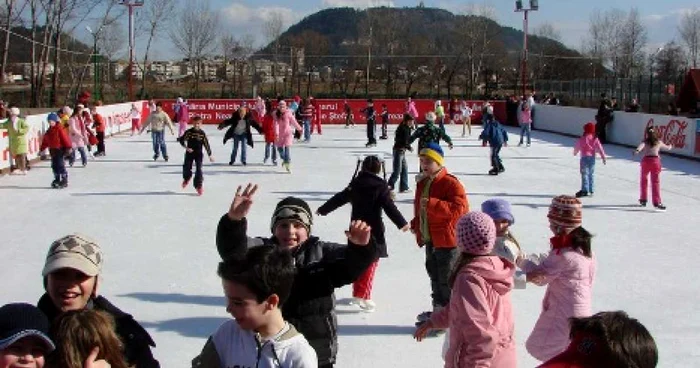 Patinoarul din ștrand are o capacitate maximă de 150 de persoane