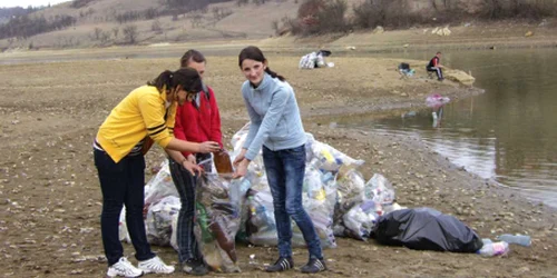 Tinerii au strâns câteva sute de saci cu ambalaje şi PET-uri
