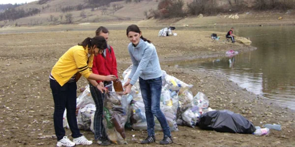 Tinerii au strâns câteva sute de saci cu ambalaje şi PET-uri