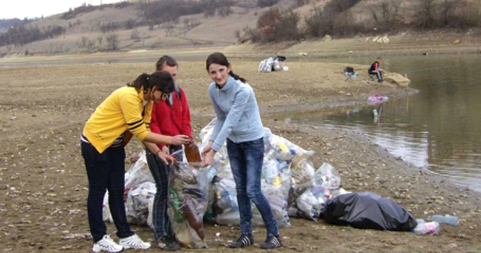 Tinerii au strâns câteva sute de saci cu ambalaje şi PET-uri