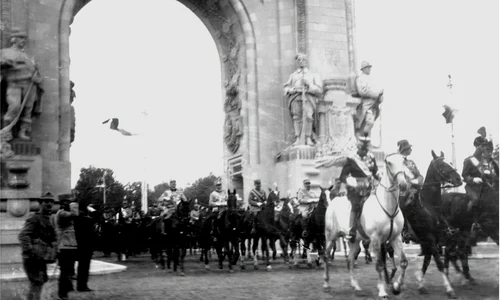 Trecerea cortegiului regal pe sub Arcul de Triumf la 16 octombrie 1922