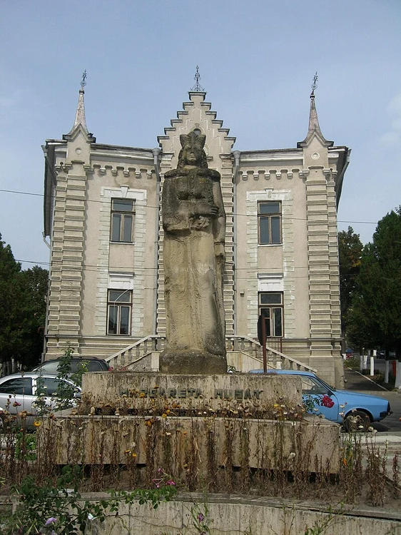 Statuia Margaretei Mușata de la Siret FOTO wikipedia
