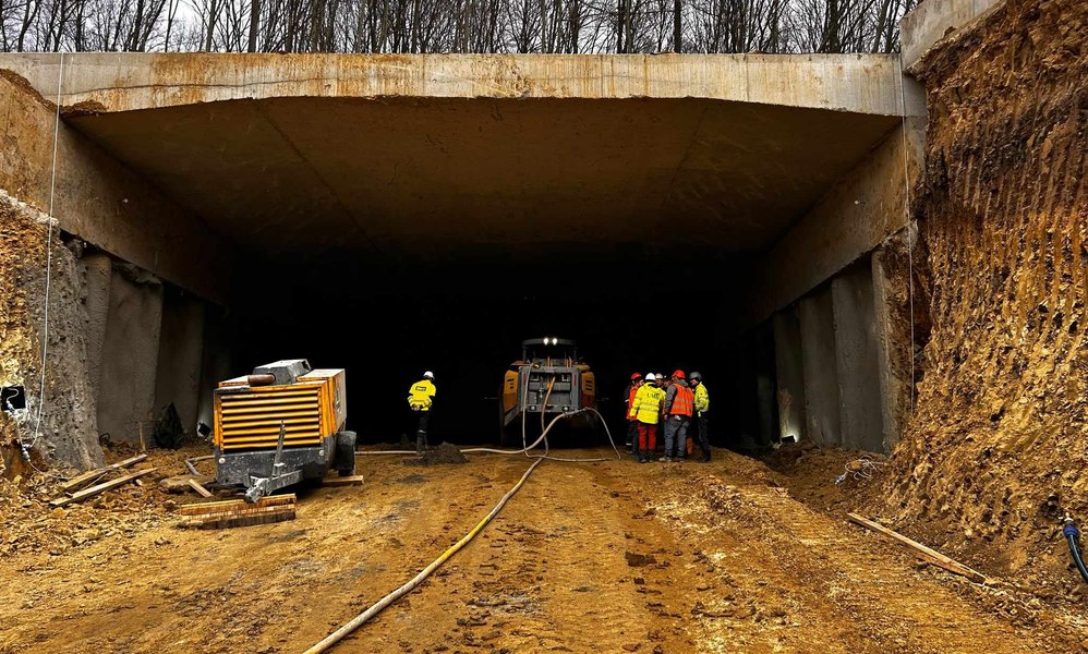 Premieră pe șantierul autostrăzii cu tuneluri: „Lucrări 24 de ore din 24, șapte zile pe săptămână la noile galerii”