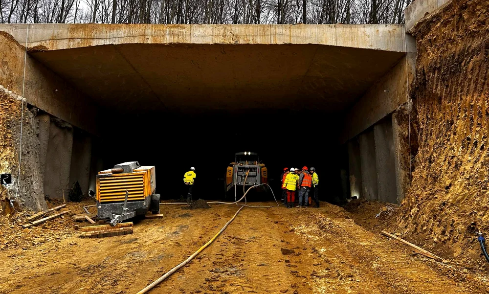 Lucrări la noile tuneluri, Sursa: CNAIR. 
