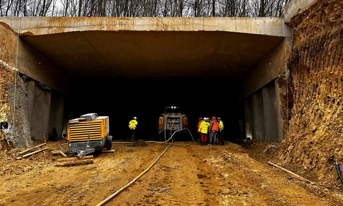 Lucrări la noile tuneluri, Sursa: CNAIR. 