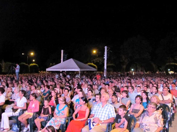 Multă lume bună în Parcul Rozelor