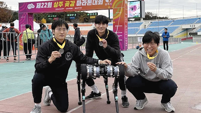 Câinele-robot,  alături de echipa  care l-a construit