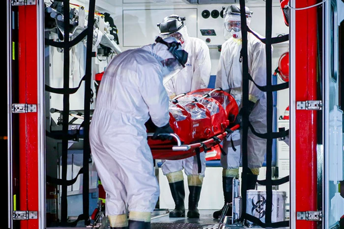 2020 - La începutul pandemiei, bolnavii erau duși la spital cu izoleta