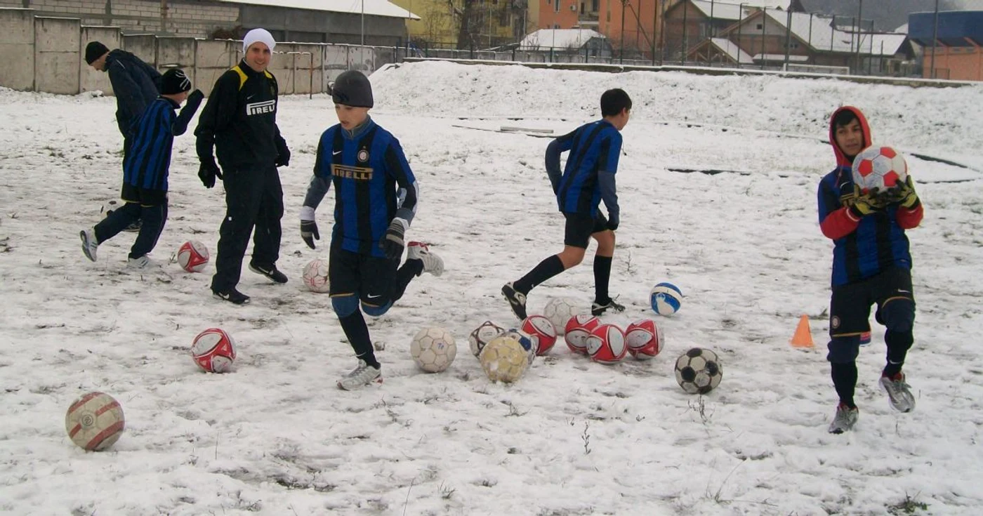 Copiii pregătindu-se cu antrenorii italieni