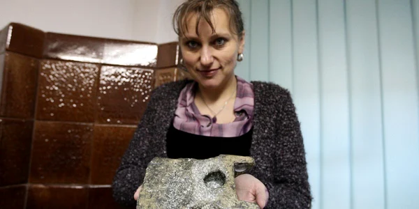 O angajată a Muzeului de Istorie a Transilvaniei prezintă ciudatul obiect, considerat „extraterestru“ de adepţii fenomenului UFO.