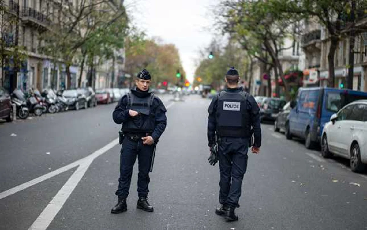Poliţiştii supraveghează zona din apropierea teatrului Bataclan din Pars, Franţa FOTO macleans.ca