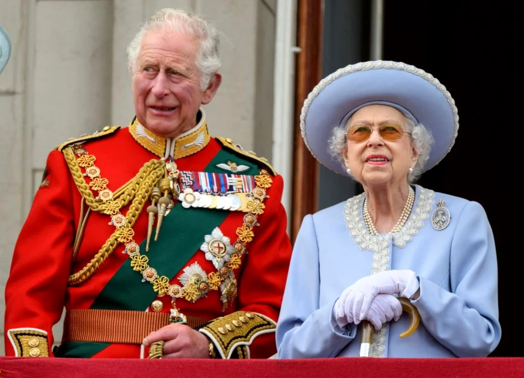 Charles a devenit Regele Charles al III-lea după moartea mamei sale