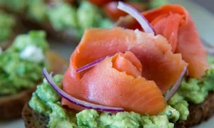 aperitive cu avocado si somon afumat jpeg