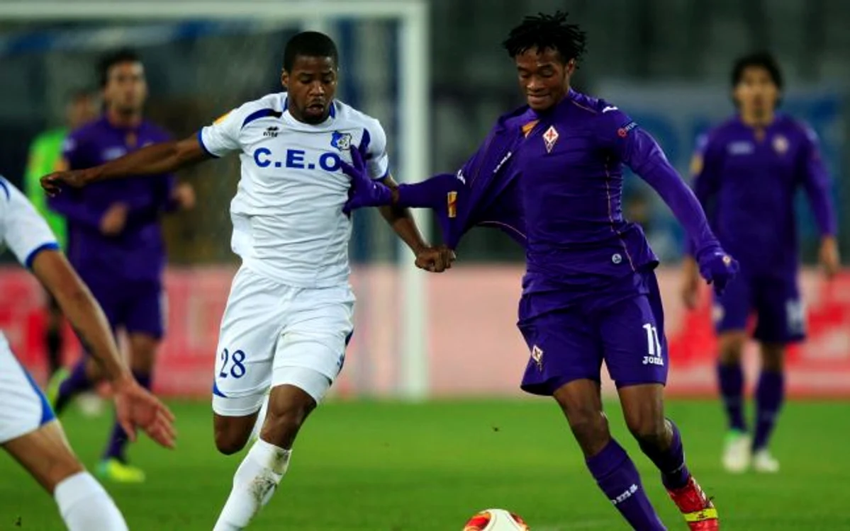 
    Breeveld (stânga), în duel cu Cuadrado (Fiorentina), este obişnuit cu meciurile din cupele europene FOTO Mediafax  