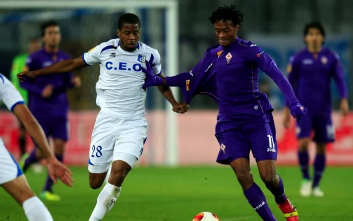 
    Breeveld (stânga), în duel cu Cuadrado (Fiorentina), este obişnuit cu meciurile din cupele europene FOTO Mediafax  