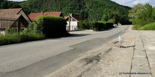 drumul de pe malul lacului cincis foto daniel guta adevarul