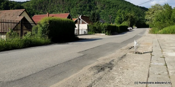 drumul de pe malul lacului cincis foto daniel guta adevarul