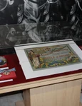 Vitrina în care sunt expuse portretele domnitorului Carol și principesei Elisabeta, din cadrul expoziției „Drumul către Încoronarea din anul 1922”, inaugurată recent la Muzeul Militar Național „Regele Ferdinand I”
