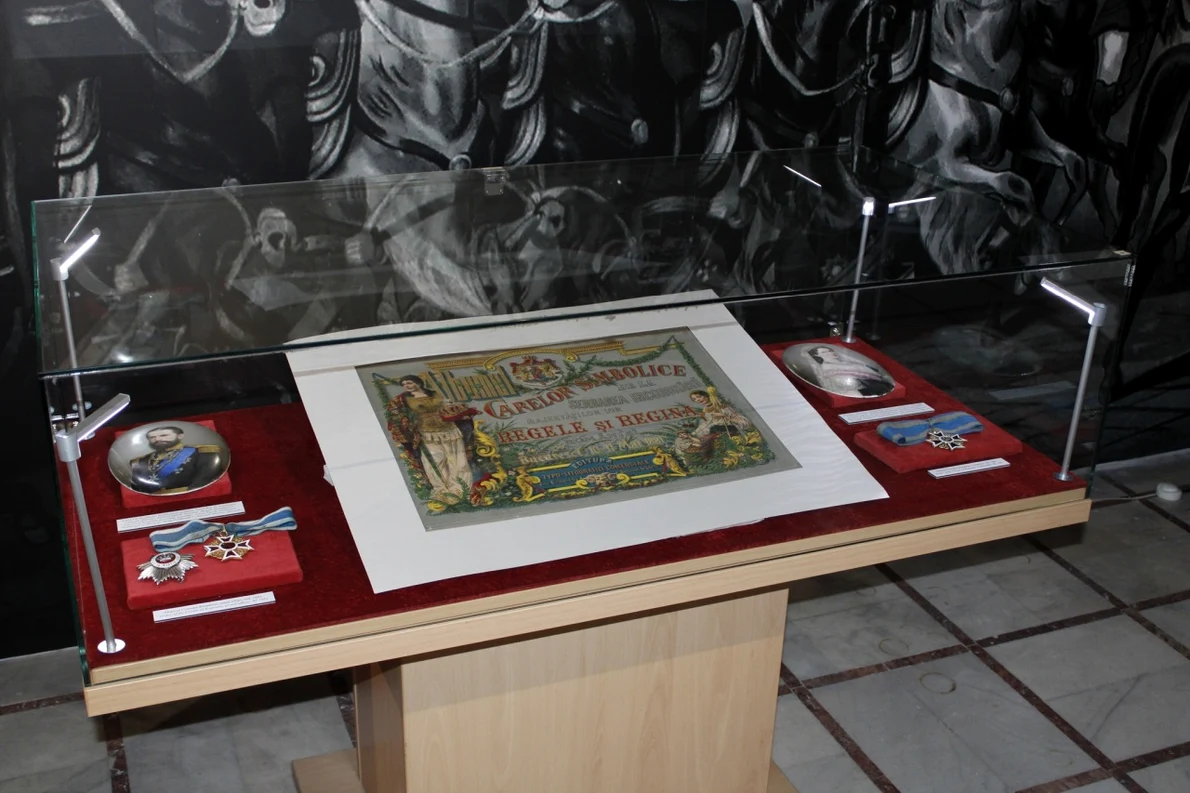 Vitrina în care sunt expuse portretele domnitorului Carol și principesei Elisabeta, din cadrul expoziției „Drumul către Încoronarea din anul 1922”, inaugurată recent la Muzeul Militar Național „Regele Ferdinand I”