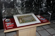 Vitrina în care sunt expuse portretele domnitorului Carol și principesei Elisabeta, din cadrul expoziției „Drumul către Încoronarea din anul 1922”, inaugurată recent la Muzeul Militar Național „Regele Ferdinand I”