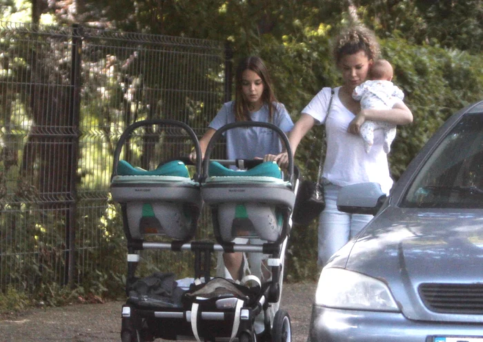 
    Alina Laufer a ieșit la plimbare cu gemenii și cu fiica, Karina Sursă foto: Blitz!/Click!  