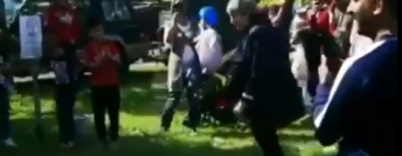Theresa May jucând fotbal într-o vizită de campanie Captură YouTube