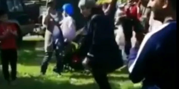 Theresa May jucand fotbal Captura YouTube