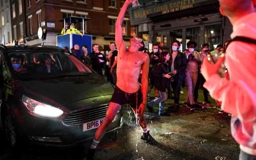 Londonezii sărbătoresc deschiderea puburilor în Londra FOTO Guliver / Getty Images / Peter Summers