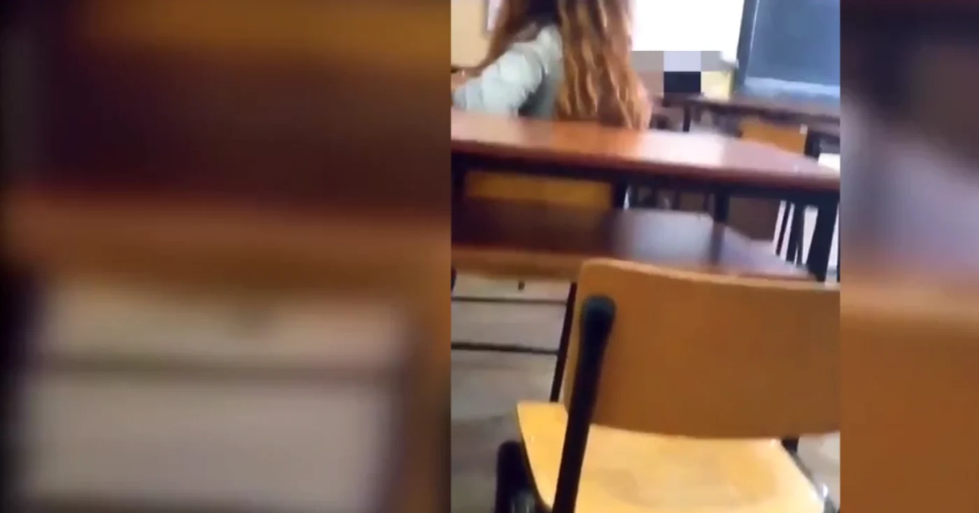 Profesor care se masturbeaza in fata orelor