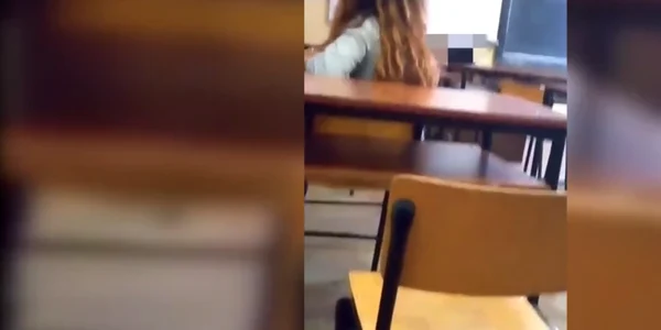 Profesor care se masturbeaza in fata orelor