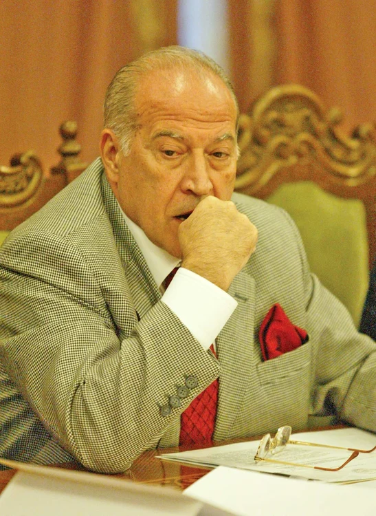 
    Voiculescu  a scris opt cărţi  în închisoare  