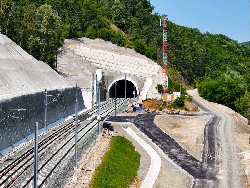 S-a deschis circulația pe firul 2 al tunelului feroviar Bata, cu o lungime de peste 600 de metri, anunță ministrul Transporturilor