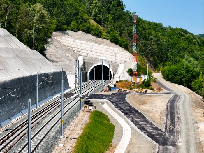 VIDEO S-a deschis circulația pe firul 2 al tunelului feroviar Bata, cu o lungime de peste 600 de metri, anunță ministrul Transporturilor
