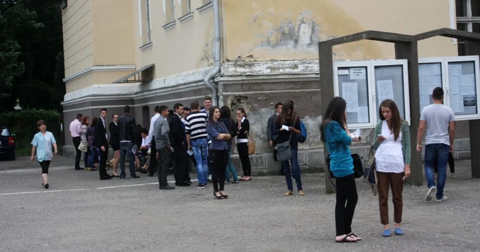 Elevii susţin miercuri, 3 iulie, proba scrisă la Istorie, la examenul de Bacalaureat 2013 FOTO Adevărul