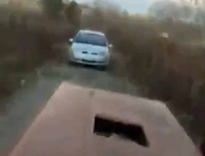 Un cuplu făcea sex în mașină, în timp ce fermierul rămăsese blocat cu tractorul pe drumcaptură video